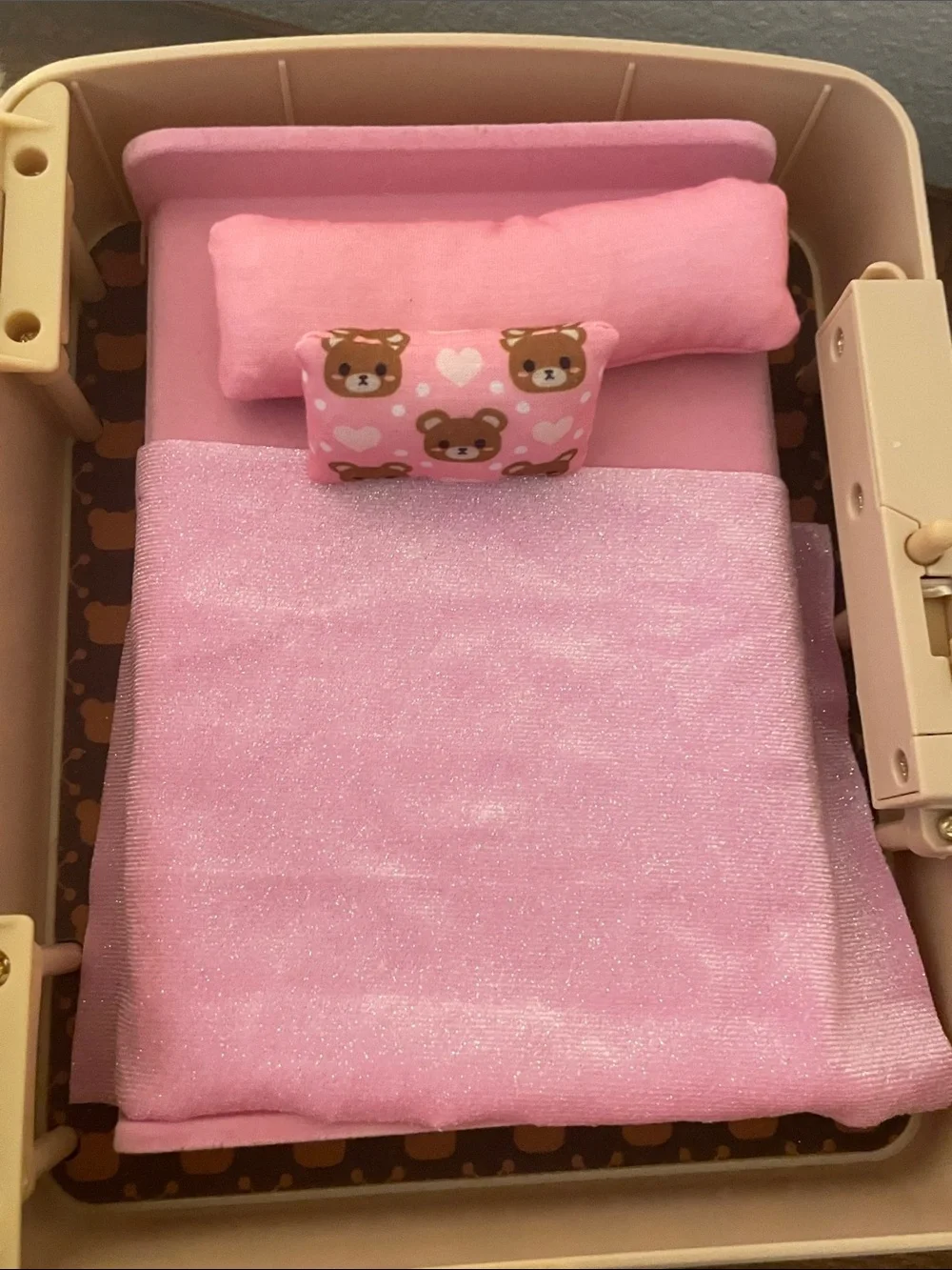 Na Na Na Surprise 3-in-1 Backpack Bedroom Playset Sarah Snuggles Fashion Doll